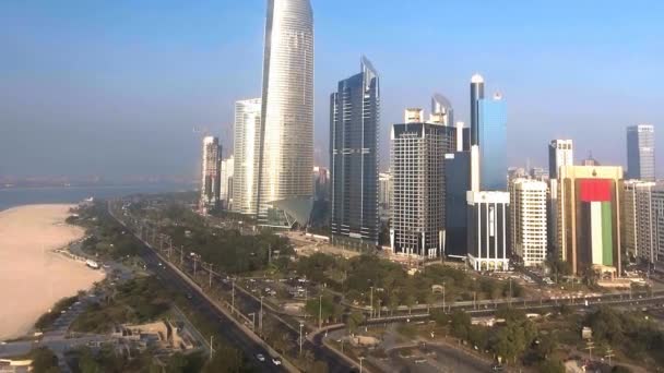 Abu Dhabi, SAE. Letecký pohled na Downtown Abu Dhabi a Corniche Road při západu slunce — Stock video
