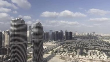 Abu Dabi, BAE. Gün batımında Abu Dabi ve Corniche Yolu 'nun hava manzarası.