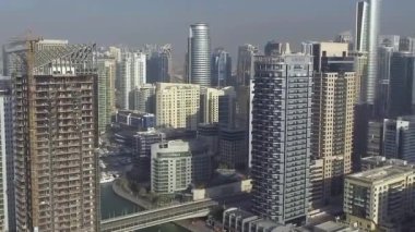 Dubai, BAE. Dubai Marina gökdelenleri ve İHA 'dan nehrin havadan görüntüsü