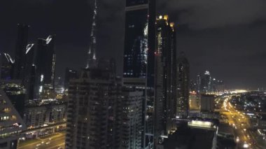 Dubai, BAE. İHA 'dan Dubai şehir merkezinin gece ışıkları. Gökdelenler ve Şeyh Zayed Yolu
