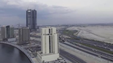 Dubai, BAE. Gün batımında İHA 'dan Dubai hava görüntüsü. Gökdelenler ve ufuk çizgisi