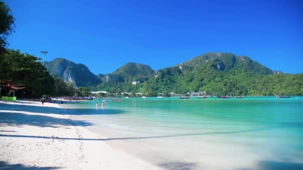 ピピ・ドン、タイ- 2019年12月24日:観光客はビーチで美しい晴れた日を楽しむ — ストック動画
