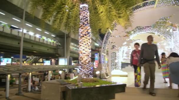 Bangkok, Thailandia - 6 gennaio 2020: Turisti e locali di notte sotto la stazione Sky Train — Video Stock