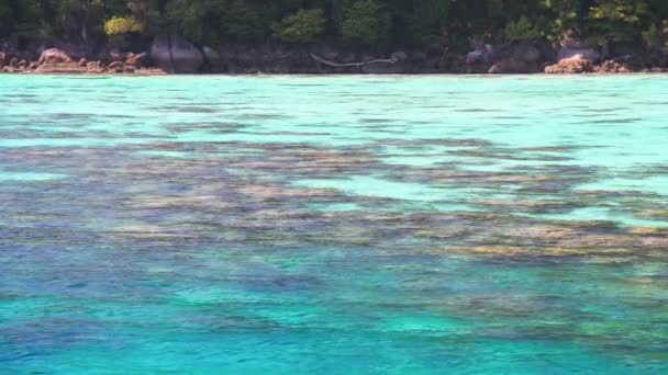 Gyönyörű óceán és tengerpart Thaiföld egy napsütéses napon — Stock videók
