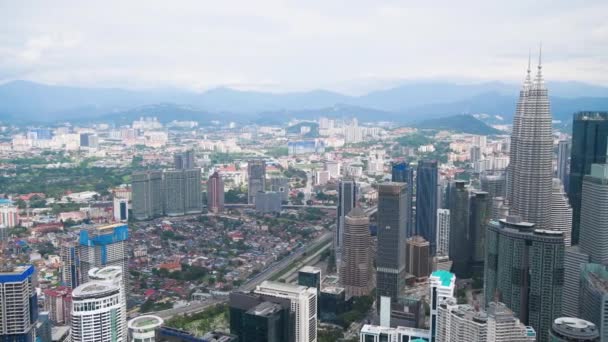 Kuala Lumpur, Malaysia - 27 december 2019: Panoramautsikt över Petronas tvillingtorn och stadens skyline — Stockvideo