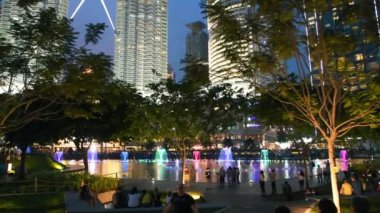 Kuala Lumpur, Malezya - 27 Aralık 2019: Petronas İkiz Kuleleri ve şehir parkının panoramik manzarası