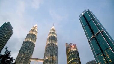 Kuala Lumpur, Malezya - 27 Aralık 2019: Petronas İkiz Kuleleri ve şehir parkının panoramik manzarası