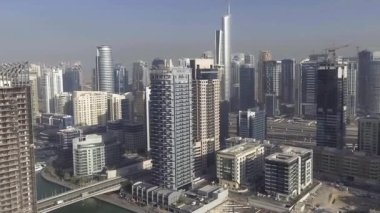 Dubai, BAE. Dubai Marina gökdelenleri ve İHA 'dan nehrin havadan görüntüsü
