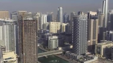 Dubai, BAE. Dubai Marina gökdelenleri ve İHA 'dan nehrin havadan görüntüsü
