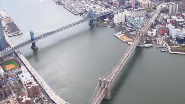 Αεροφωτογραφία του Μπρούκλιν και του Μανχάταν από ελικόπτερο στη Νέα Υόρκη, αργή κίνηση — Αρχείο Βίντεο