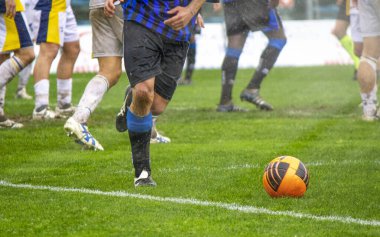 Profesyonel futbolcu topla köşedeki sahaya gidiyor.
