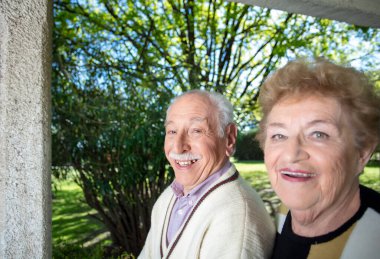 Dışarıda yürürken gülümseyen son sınıf öğrencileri. Emekli yaşlılar hayatlarını en iyi şekilde yaşıyorlar.