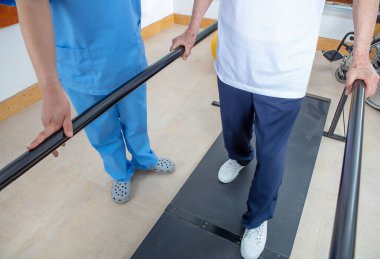 Spor salonunda parmaklıklı Kafkas son sınıf eğitimi. Emekli yaşlılar hayatlarını en iyi şekilde yaşıyorlar.