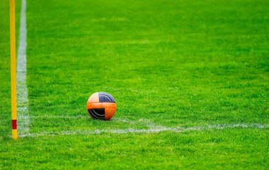 Köşedeki futbol sahasında geleneksel turuncu futbol topu