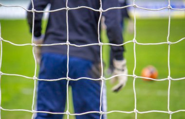 Futbol kaleci topu yakalamak hazır