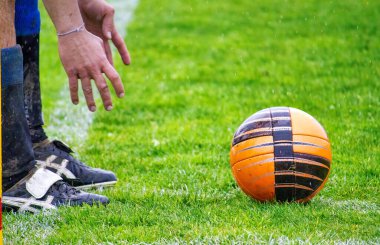 Futbolcu köşeden topa vurmaya hazır.
