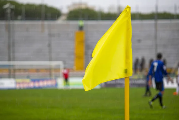 Sárga Zászló Egyik Sarkában Labdarúgó Stadion Focipálya Focipálya Mérkőzés Akció — Stock Fotó