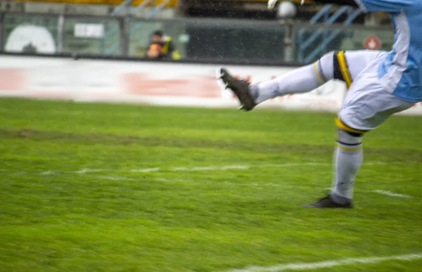 Futebol Profissional Jogador Futebol Ação Estádio Chutando Bola — Fotografia de Stock