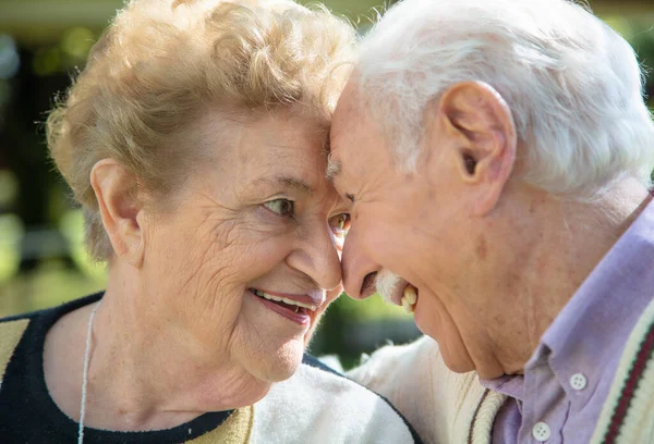 Par Ancianos Sonriendo Cabeza Cabeza Aire Libre Personas Mayores Jubiladas —  Fotos de Stock