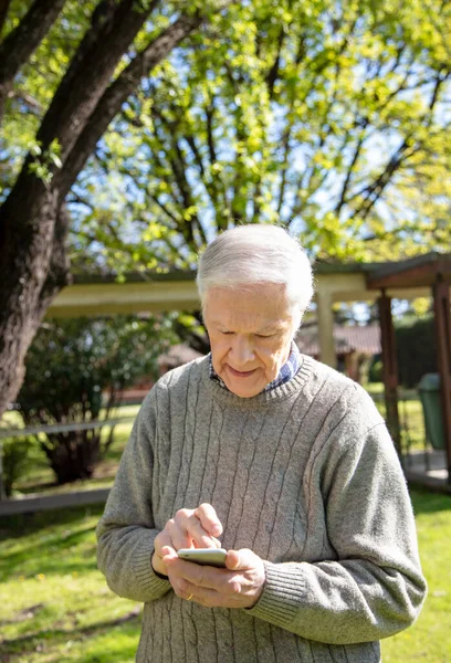 Üst Düzey Açık Hava Akıllı Telefonuyla Oynuyor Emekli Yaşlılar Hayatlarını — Stok fotoğraf