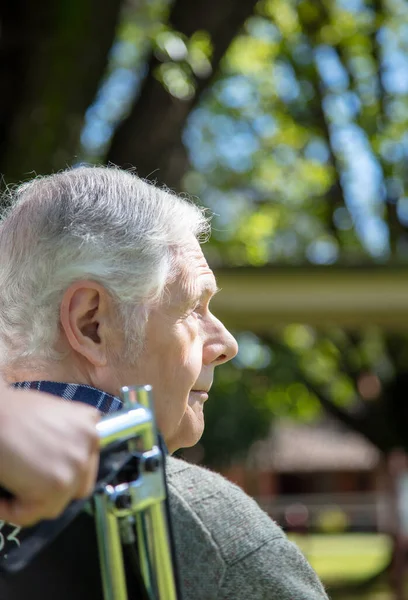 坐在轮椅上的白种人老年人得到了户外护士的帮助 退休的老年人过着最好的生活 — 图库照片
