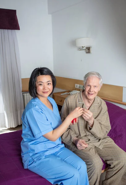 Homme Âgé Aidé Avec Des Pilules Médicales Hôpital — Photo