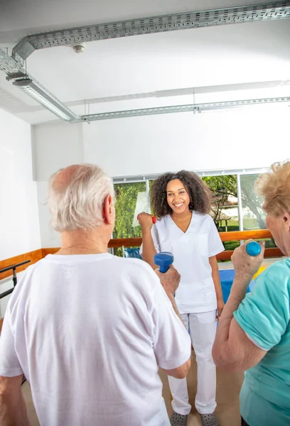 Kaukasische Senioren Trainieren Der Turnhalle Senioren Ruhestand Leben Ihr Leben — Stockfoto