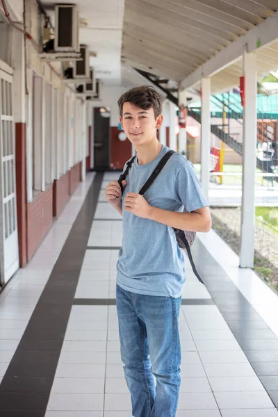 Estudiante Masculino Secundaria Caminando Por Pasillo Mirando Cámara — Foto de Stock