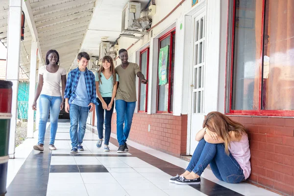 Secundaria Asiático Chica Sentado Pasillo Grounf Burlas Por Amigos — Foto de Stock