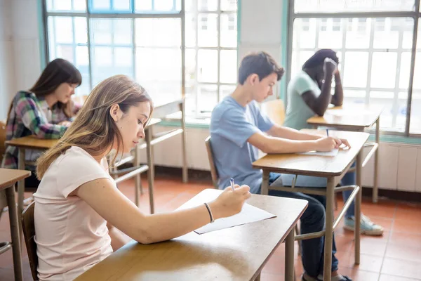 Gruppo Studenti Delle Scuole Superiori Multietniche Sottoposti Test Classe — Foto Stock