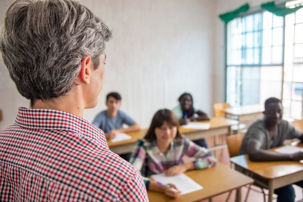 Grupo Estudiantes Secundaria Multiétnicos Que Tienen Prueba Aula Profesor Hablando —  Fotos de Stock