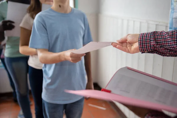 Grupa Wieloetnicznych Licealistów Przekazujących Zadania Klasowe — Zdjęcie stockowe