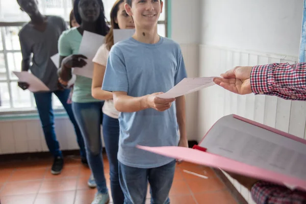 Gruppo Studenti Delle Scuole Superiori Multietniche Che Consegnano Incarichi Classe — Foto Stock