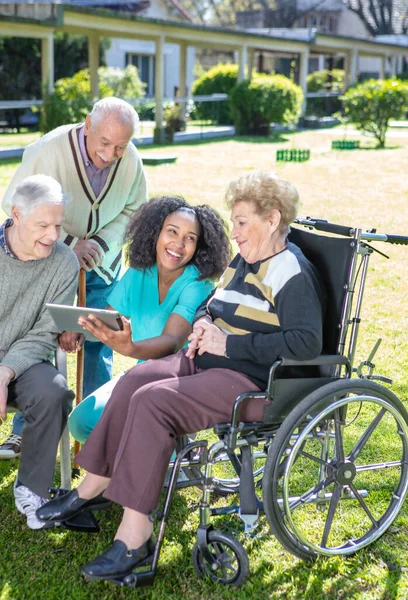 Anziani Caucasici Sorridenti Con Infermiere All Aperto Anziani Pensionati Che — Foto Stock