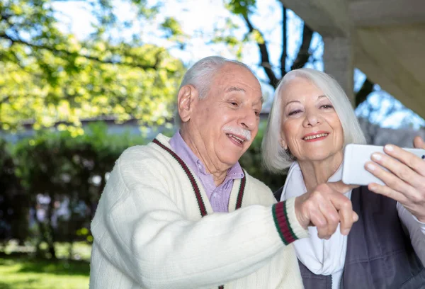 Šťastný Pár Maturantů Usmívá Když Berou Selfie Venku Staří Důchodci — Stock fotografie