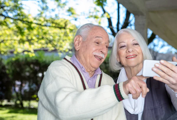 Gelukkig Stel Laatstejaars Lachend Selfies Outdoor Nemen Gepensioneerde Ouderen Die — Stockfoto