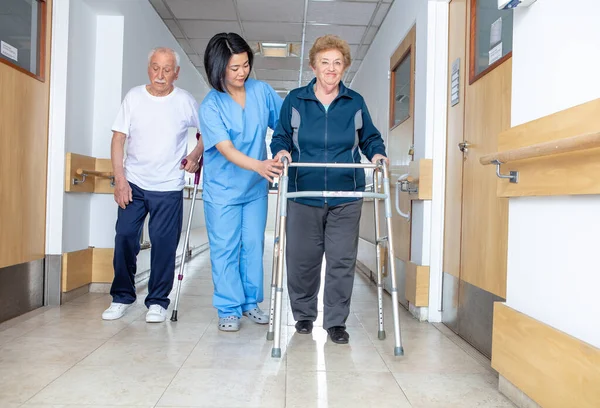 Addestramento Anziani Caucasici Con Bastone Deambulatore Anziani Pensionati Che Vivono — Foto Stock