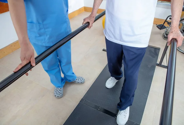 Allenamento Senior Caucasico Palestra Con Sbarre Anziani Pensionati Che Vivono — Foto Stock