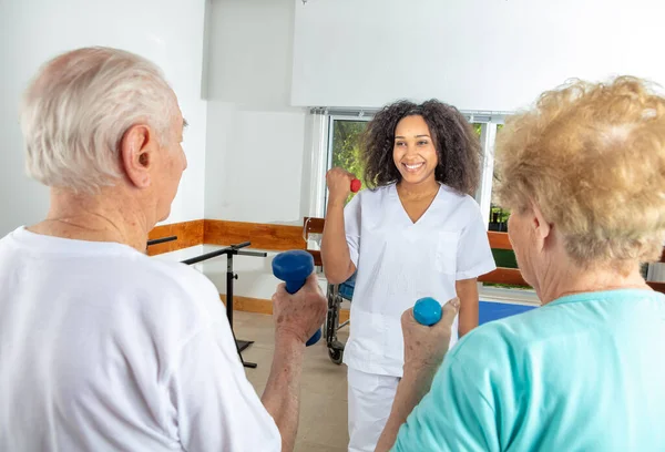 Gelukkig Stel Laatstejaars Lachende Training Sportschool Geholpen Door Een Afrikaanse — Stockfoto