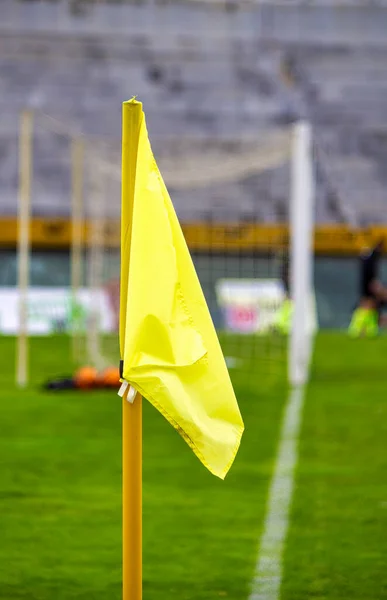 足球场一角和足球场一角的黄旗 — 图库照片