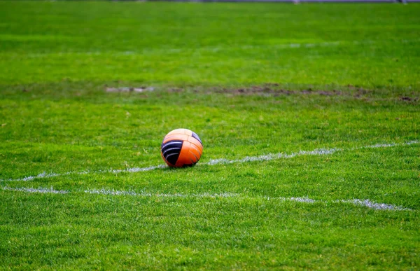 Bola Futebol Laranja Tradicional Campo Futebol — Fotografia de Stock