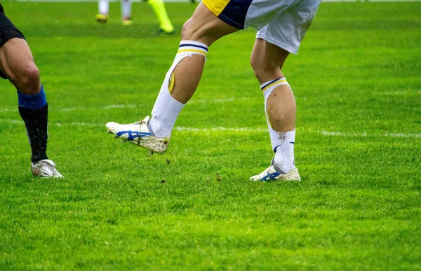 Nogi Piłkarzy Akcji Boisku Piłkarskim — Zdjęcie stockowe