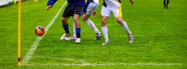 Jogadores Futebol Atacando Para Bola Campo Futebol — Fotografia de Stock