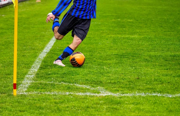 Joueur Football Professionnel Prêt Traverser Ballon — Photo