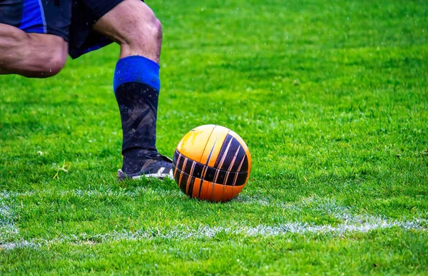 Giocatore Calcio Calciare Pallone Dal Campo Angolo Attraversare Verso Obiettivo — Foto Stock