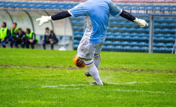 Goleiro Profissional Chutando Bola Campo Futebol — Fotografia de Stock