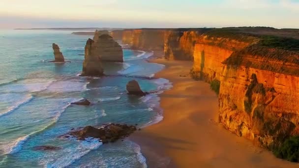 해질 녘에 12 사도의 모습을 공중에서 볼 수있다. 해질 무렵에 바다 위로 솟아오른 거대 한 바위들, 오스트레일리아 — 비디오