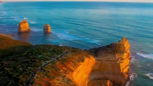 Flygfoto av tolv apostlar vid solnedgången. Jättestora klippor över havet i skymningen, Australien — Stockvideo