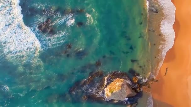 Vista aérea hacia abajo de Doce Apóstoles al atardecer. Rocas gigantes sobre el mar al atardecer, Australia — Vídeos de Stock