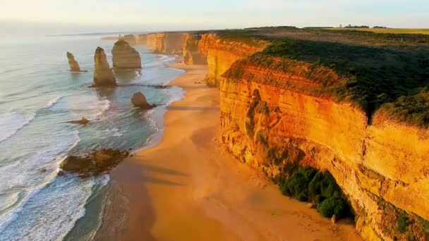 Letecký pohled na dvanáct apoštolů při západu slunce. Obří skály nad mořem za soumraku, Austrálie — Stock video